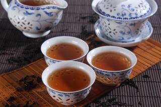 Bild zeigt das Beitragsbild 1 zum Thema: Teegeschirr und chinesisches Porzellan mit Tradition